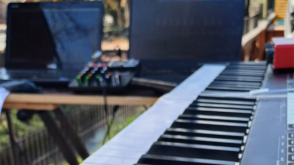 Espacio de trabajo y estudio para clases de piano y producción musical en Puente Alto, La Florida.