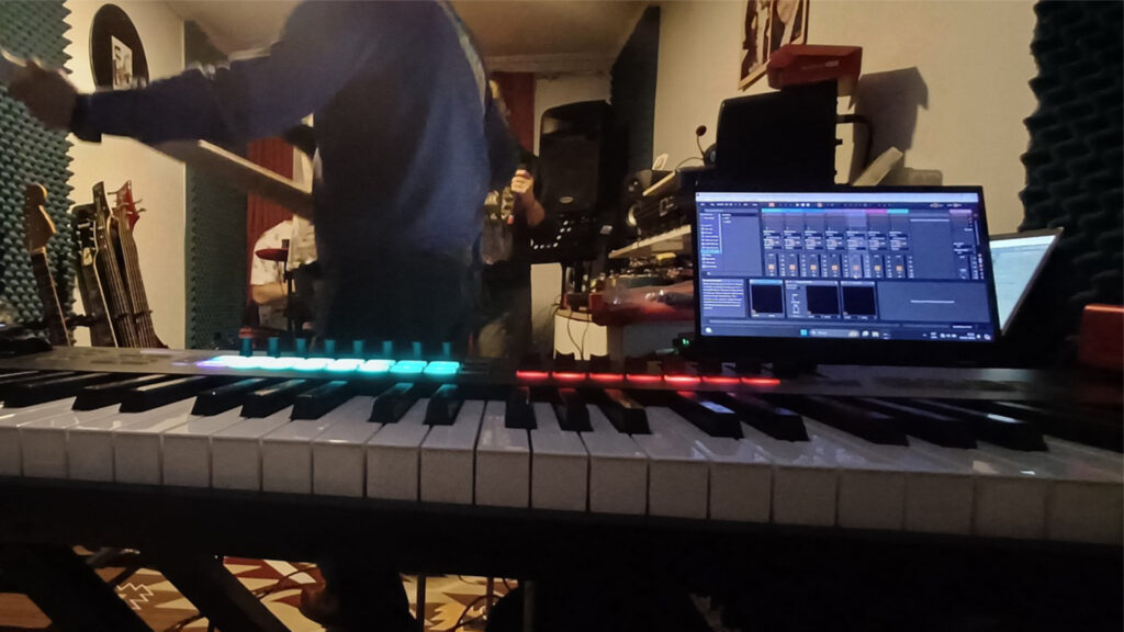 Espacio de trabajo y estudio para clases de piano y producción musical en Puente Alto, La Florida.