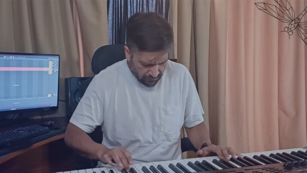 Gonzalo Villagra ejecutando un pasaje técnico de metal, jazz, clasico en piano solo.