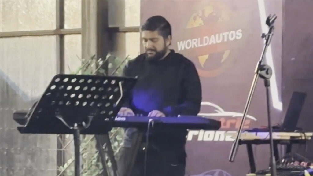 Gonzalo Villagra Enterpretando en presentacion en vivo estilo de metal, jazz, clasico en banda, la florida, puente alto.
